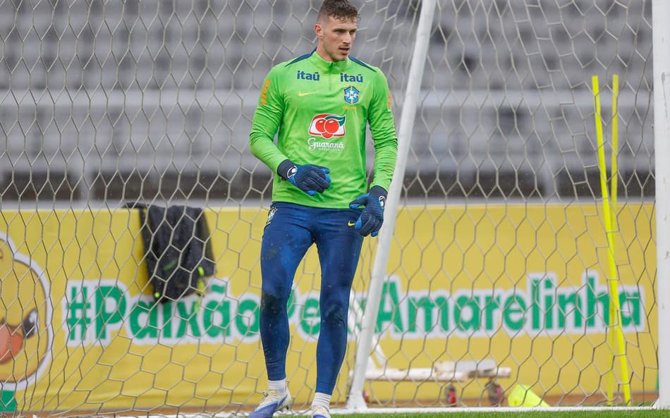 Falha de Bento repercute rapidamente entre internautas após fim do jogo (Foto: Lucas Figueiredo/CBF)