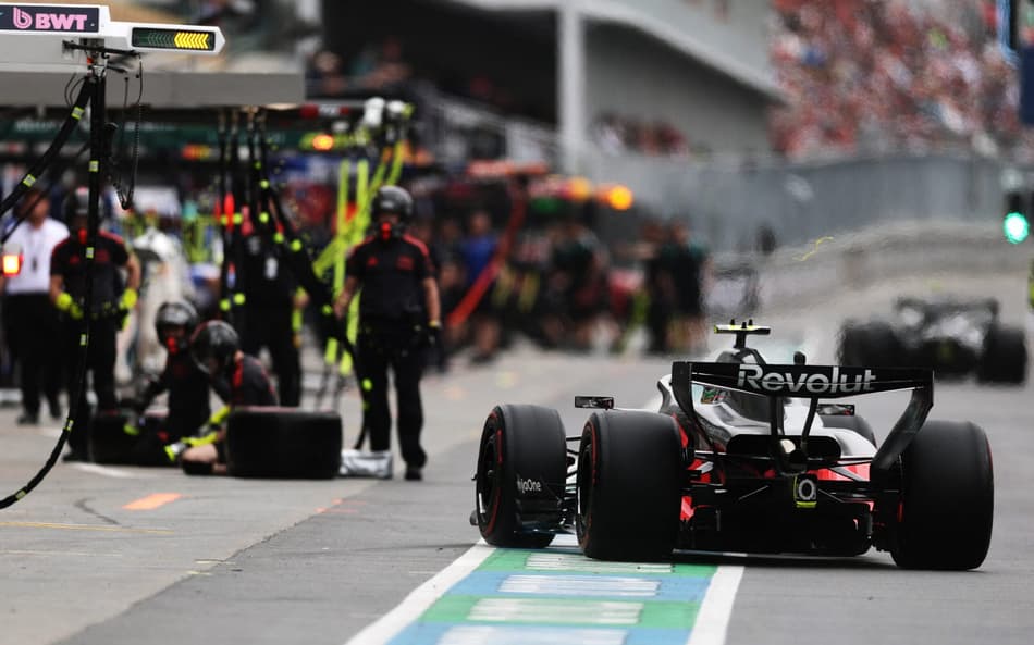 Gabriel Bortoleto vai aos boxes da Audi no GP do Canadá pela F1 2026 (Foto: Mark Thompson/Getty Images/AFP)
