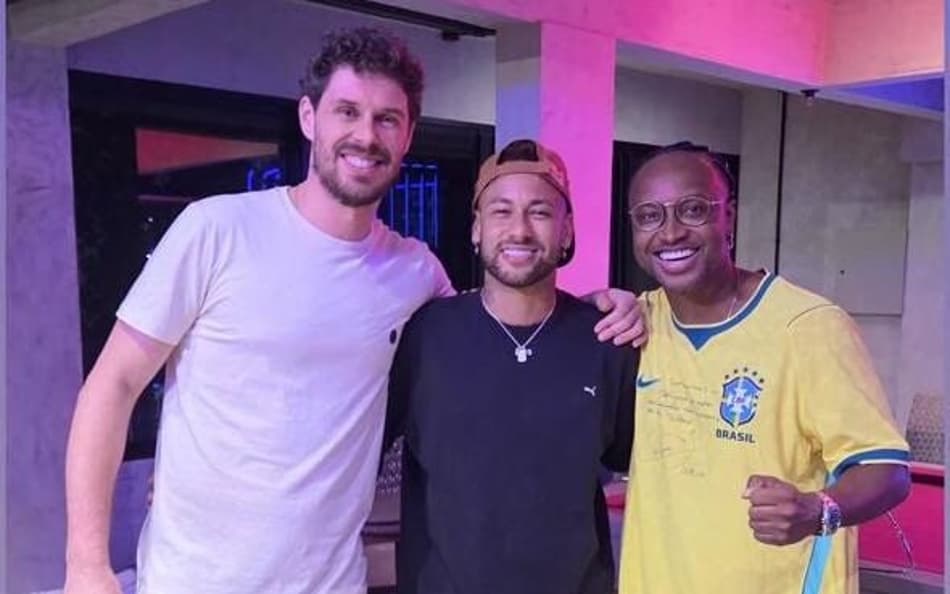 Bruninho posa ao lado de Neymar e Thiaguinho após convocação