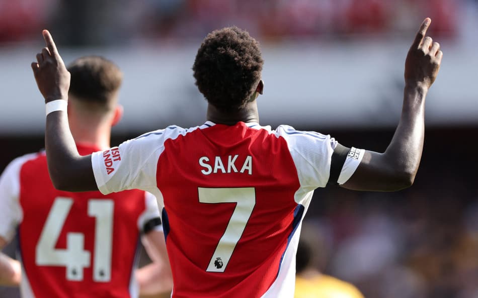 O jogador do Arsenal, Bukayo Saka é avaliado em 140 milhões de euros. (Foto: Adrian DENNIS / AFP)