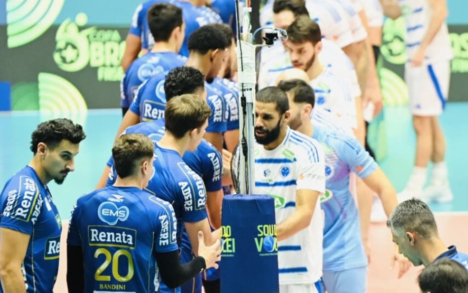 Jogadores de Campinas e Cruzeiro se cumprimentam na rede da final da Copa Brasil de Vôlei Masculino 2026 (Foto: Rafael de Paula/Usina de Ideias/CBV)
