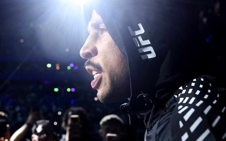 Carlos Prates antes de vitória sobre Jack Della Maddalena no UFC Perth (Foto: Reprodução/Instagram/UFC)
