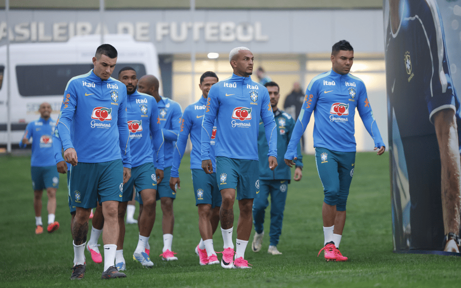 Casemiro (à dir) é uma das principais lideranças da Seleção Brasileira