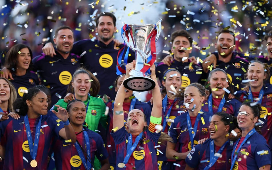 Jogadoras do Barcelona levantam taça de campeã da champions League