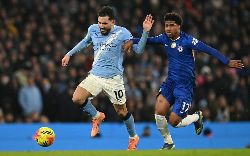 Rayan Cherki e Andrey Santos disputam bola em Manchester City x Chelsea pela Premier League (Foto: Oli SCARFF / AFP)