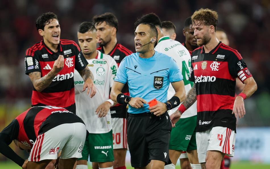 Davi de Oliveira Lacerda apresentou vermelho para Carrascal; VAR de Flamengo x Palmeiras referendou