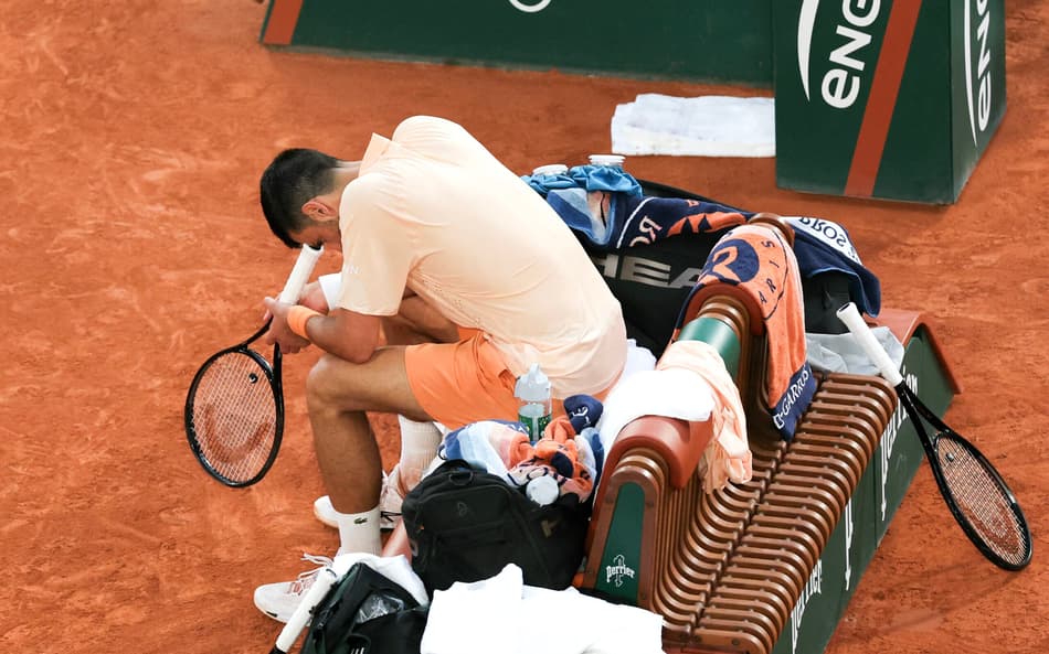 O sérvio Novak Djokovic foi derrotado por João Fonseca na terceira rodada de Roland Garros