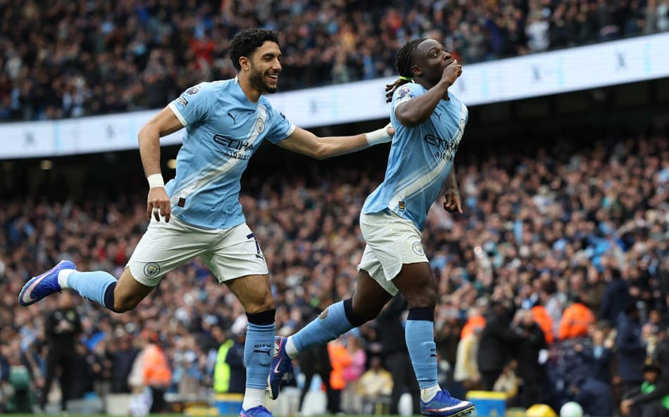 Doku comemora gol que deixa o Manchester City vivo na Premier League. (Foto: Darren Staples / AFP)