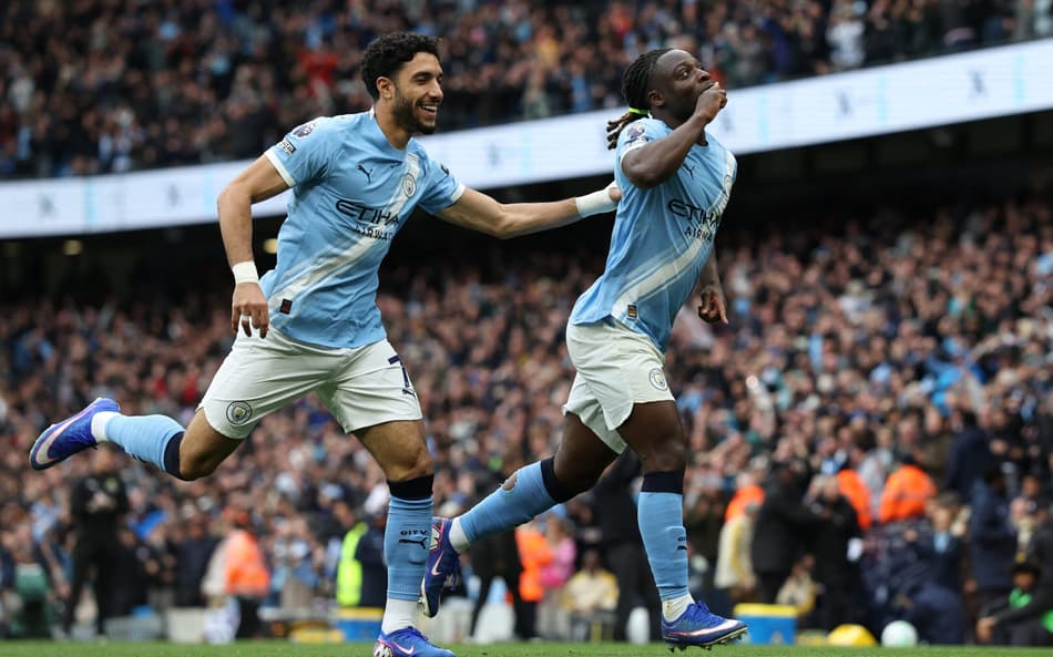 Doku comemora gol que deixa o Manchester City vivo na Premier League. (Foto: Darren Staples / AFP)