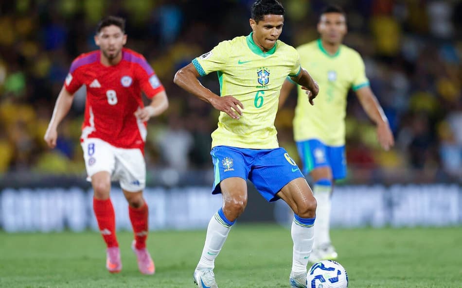 Douglas Santos em ação pela Seleção no jogo do Brasil com o Chile, pelas Eliminatórias para a Copa do Mundo