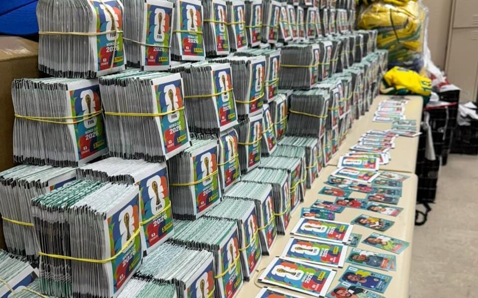 Polícia Civil do Rio exibe carga de 200 mil figurinhas da Copa do Mundo falsas
