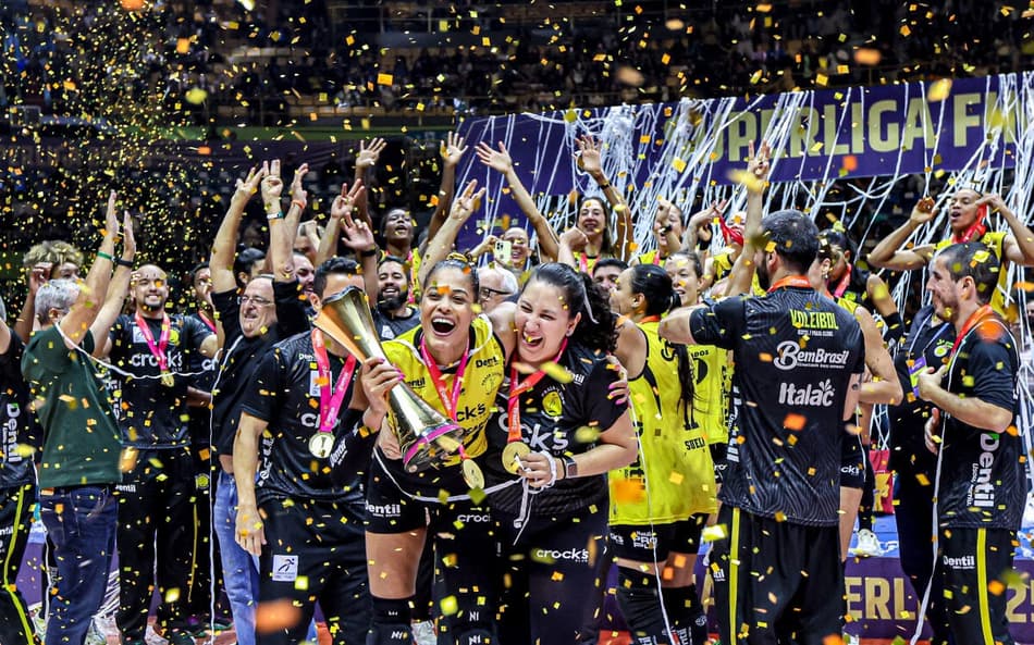 Adenízia ergue o troféu da Superliga Feminina 2025/26 pelo Praia Clube (Foto: Wander Roberto/Inovafoto/CBV)