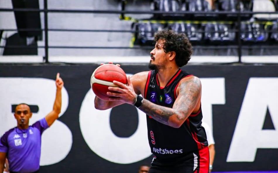 Lucas Dias, do Franca, em ação nos playoffs do NBB 25/26 (Foto: Divulgação/NBB)