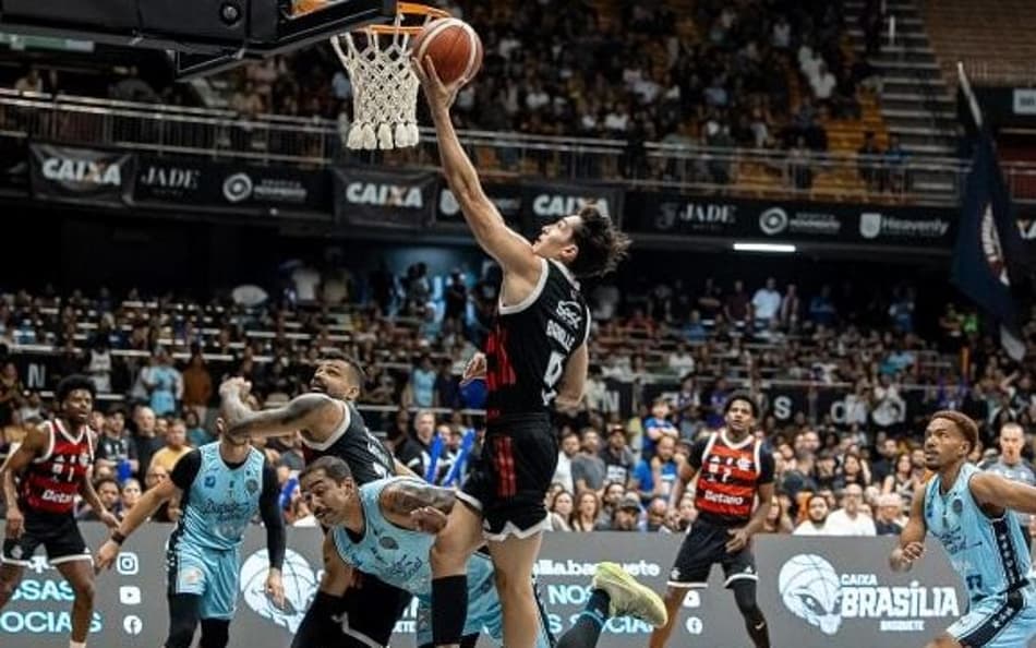 Franco Baralle vai para a cesta em Brasília x Flamengo pelas quartas do NBB 25/26 (Foto: Divulgação/NBB)