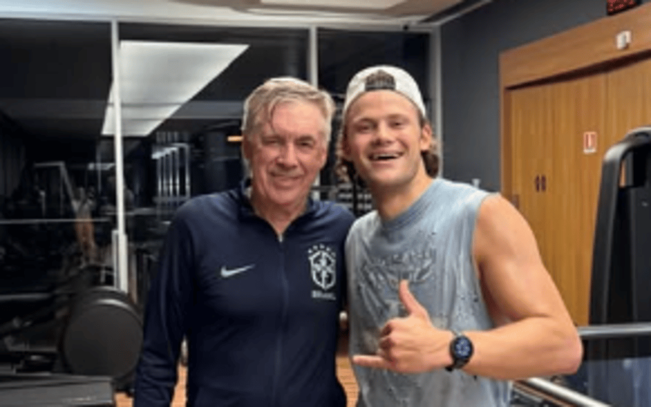 Rumo à Copa do Mundo, Carlo Ancelotti posa com campeão olímpico