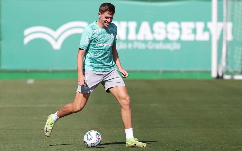 Bruno Fuchs, zagueiro do Palmeiras, em treinamento na Academia de Futebol