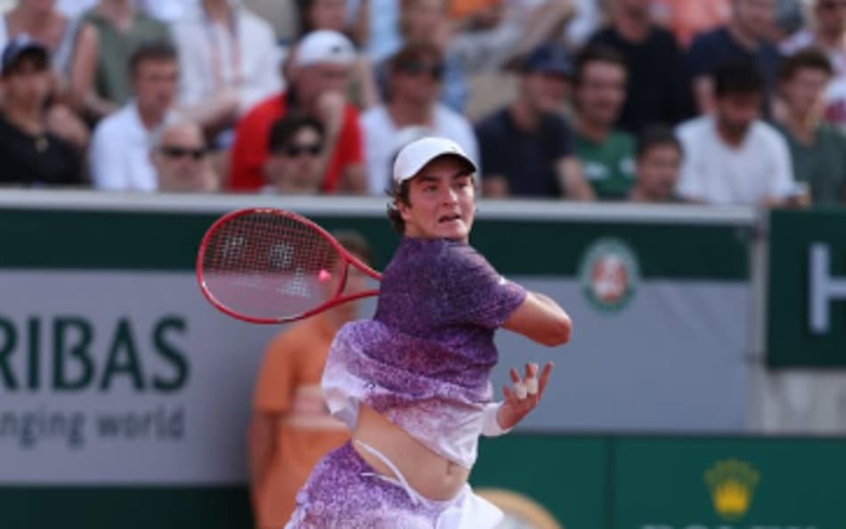 João Fonseca na vitória na estreia em Roland Garros (Reprodução)