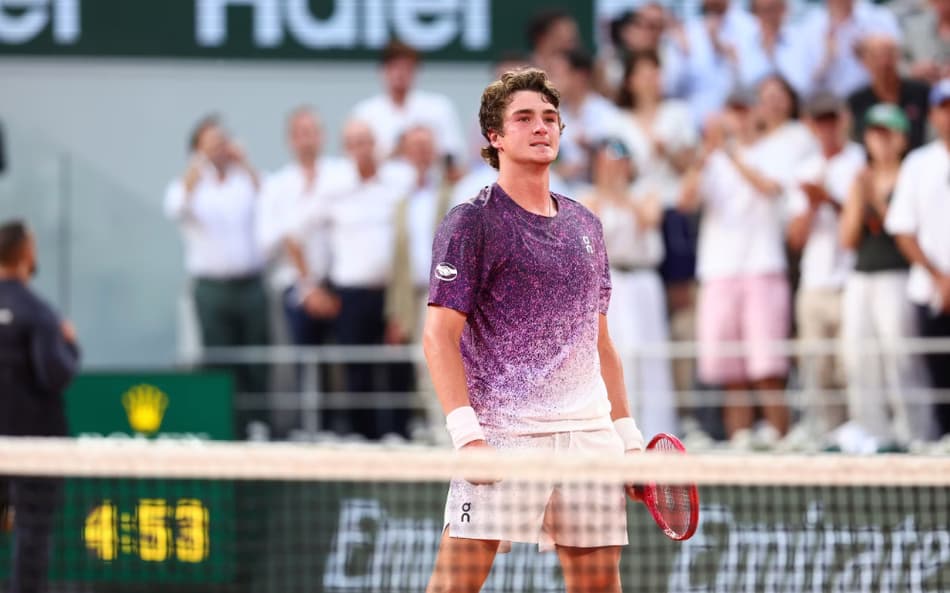 Uma das reações de João Fonseca ao derrotar Novak Djokovic (Foto: Clément Mahoudeau / FFT)
