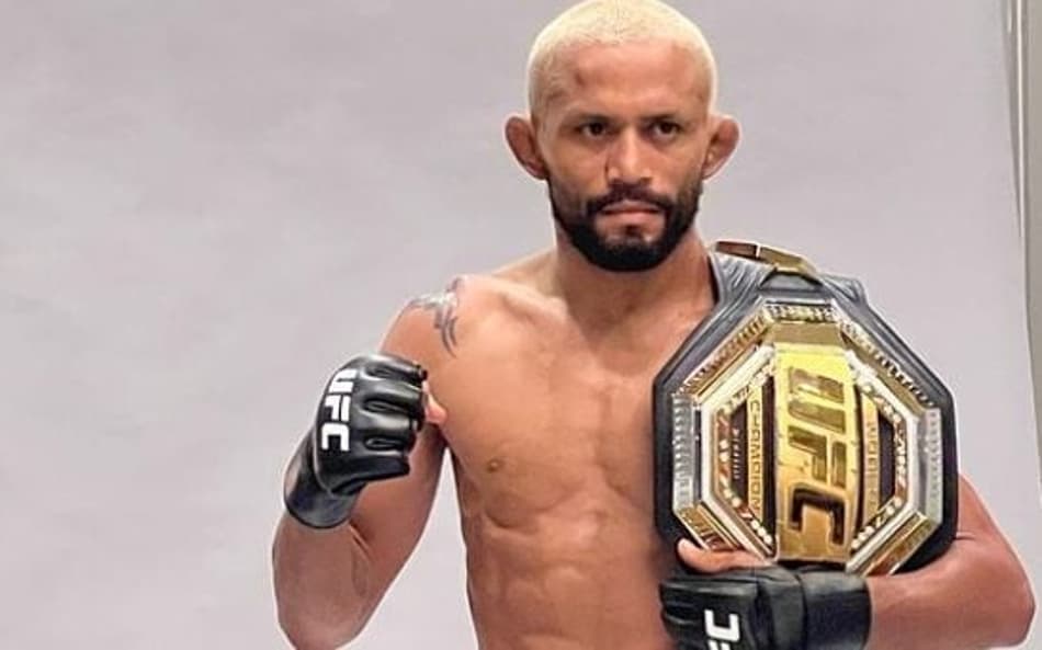 Deiveson Figueiredo posando com cinturão do UFC (Foto: Reprodução/Instagram)