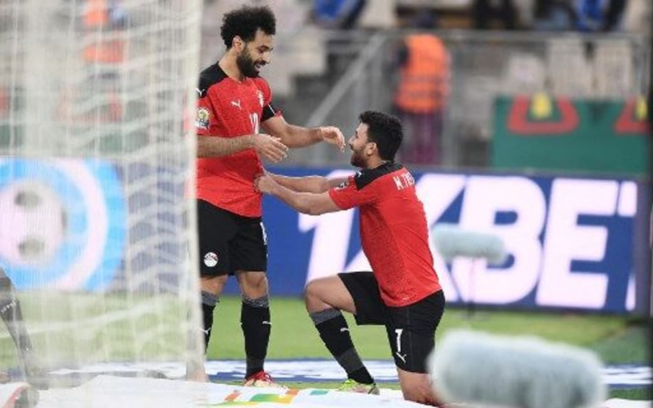 Jogadores em ação durante Egito x Marrocos.