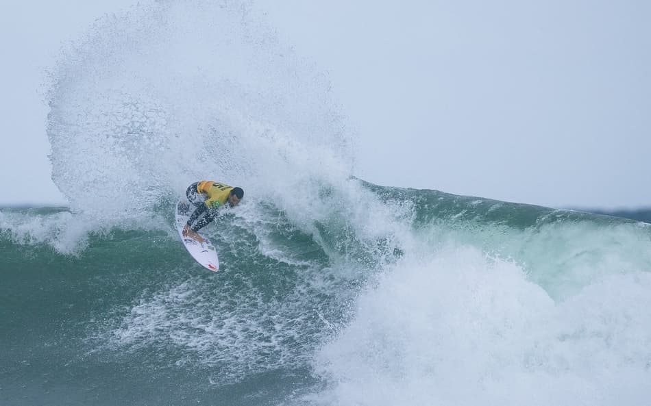 WSL interrompe semifinal entre Italo e Yago após incidente com animal marinho