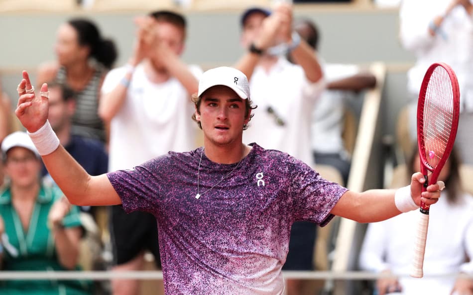 João Fonseca comemora durante duelo com Novak Djokovic na terceira rodada de Roland Garros