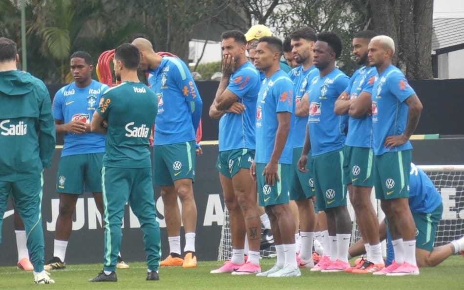 Jogadores durante treino da Seleção Brasileira (Foto: Lucas Bayer/Lance!)