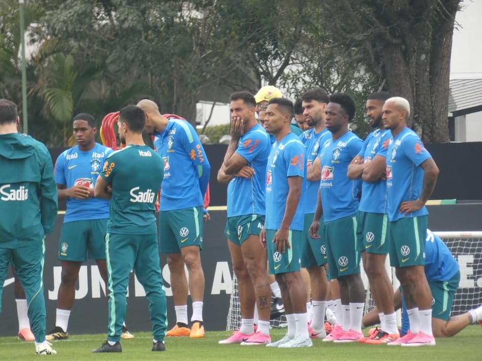Jogadores durante treino da Seleção Brasileira (Foto: Lucas Bayer/Lance!)