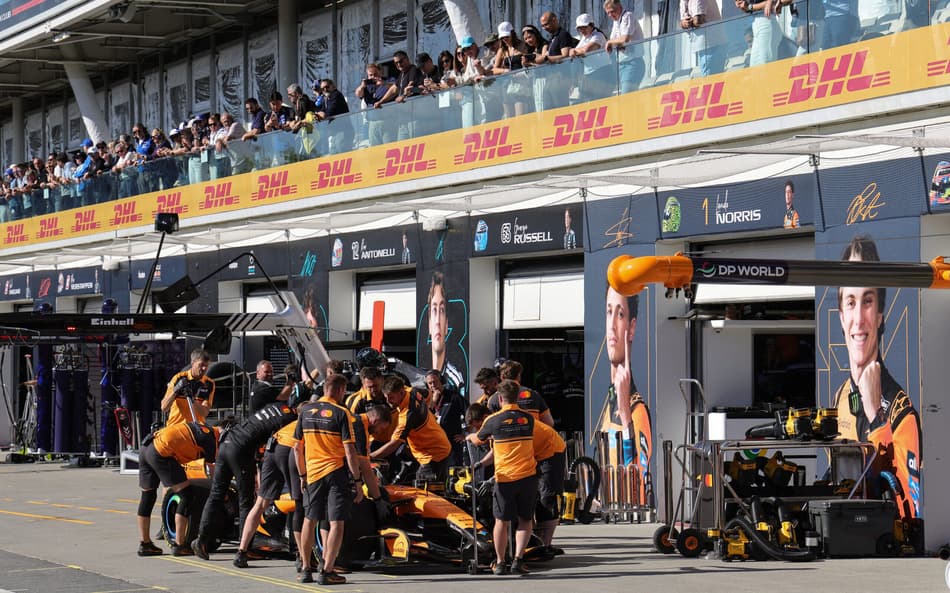 Lando Norris nos boxes do GP do Canadá pela F1 2026 (Foto: Cristobal Herrera-Ulashkevich / POOL / AFP)