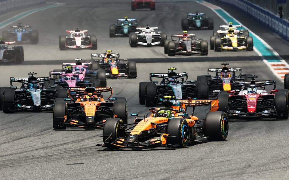 Lando Norris lidera pelotão na sprint do GP de Miami na F1 2026 (Foto: CHARLY TRIBALLEAU / AFP)