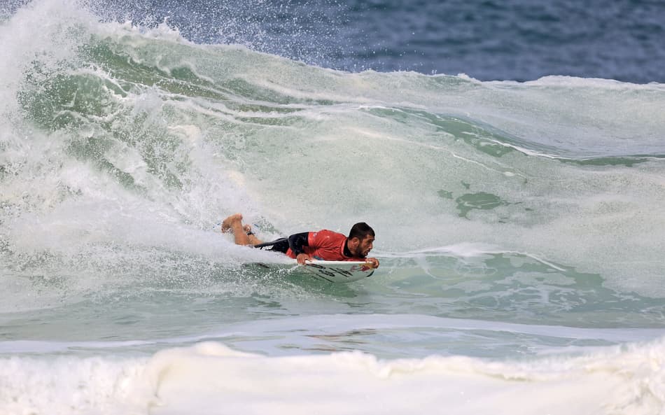 Lucas Chumbo em ação no Itacoatiara Pro (Foto: Tony D'Andrea)