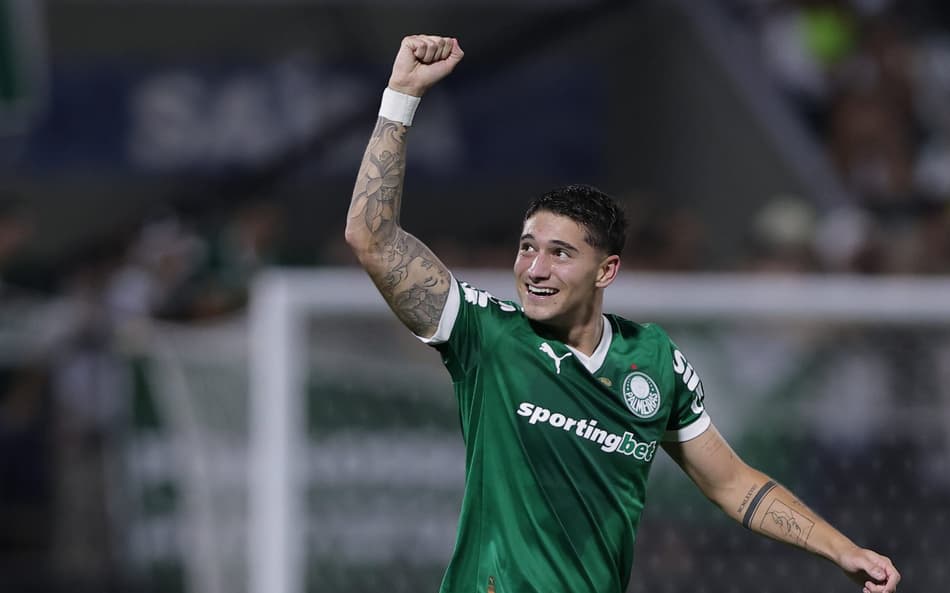 Emiliano Martinez comemora seu gol no clássico entre Palmeiras e Corinthians