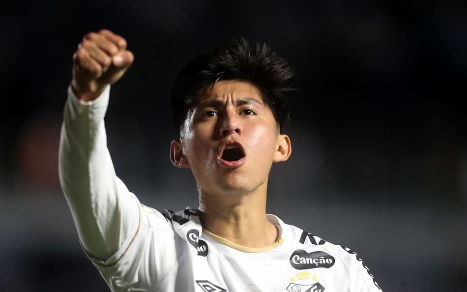 Miguelito comemora o seu gol na partida entre Santos e Vitória