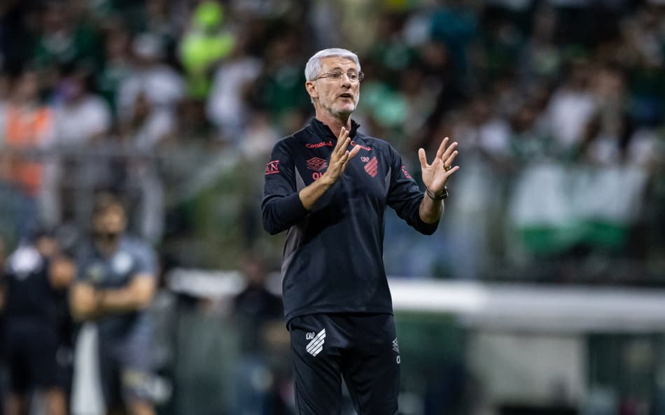 Odair Hellmann gesticula na partida entre Palmeiras e Athletico-PR, no Allianz Parque (Foto: Jhony Inácio/Folhapress)