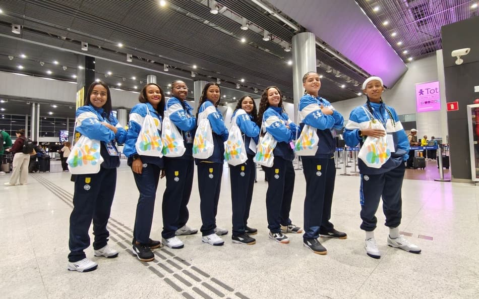 Meninas do projeto Estrelas noa eroporto para embarcar ao México