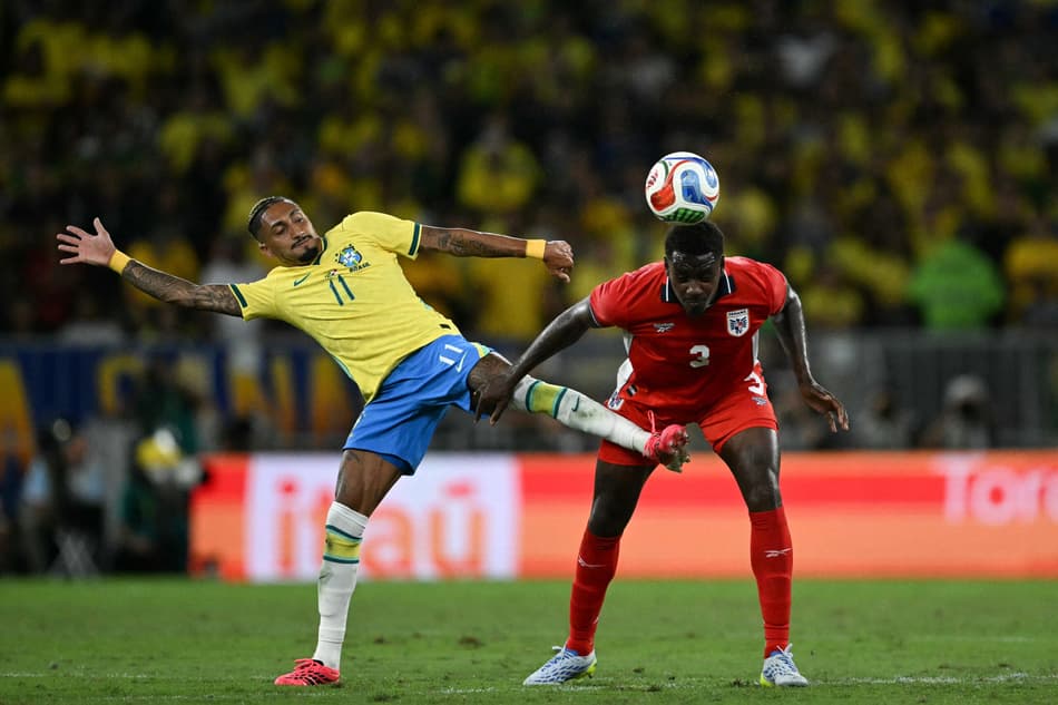 Raphinha disputa bola no amistoso do Brasil contra o Panamá