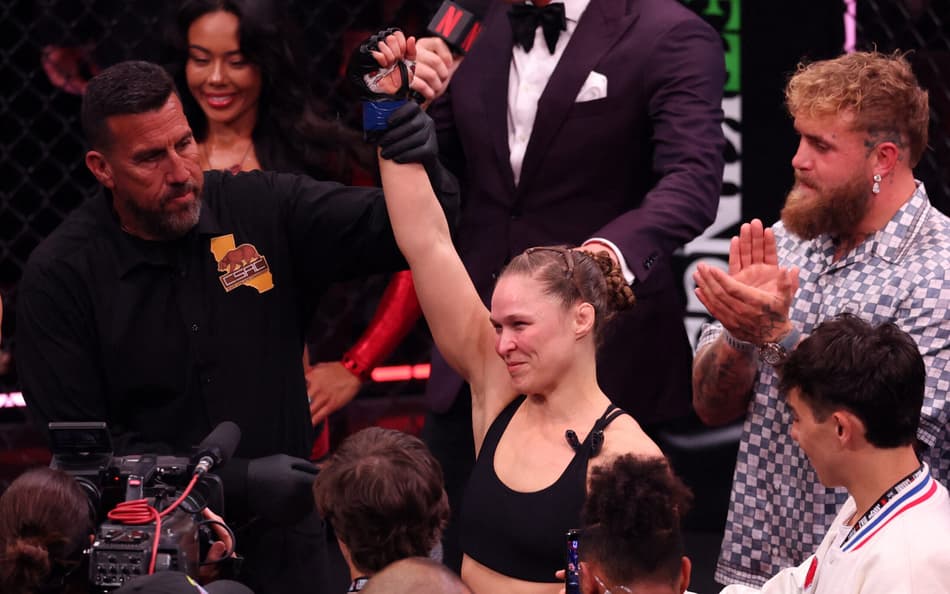 Ronda Rousey venceu Gina Carano por finalização em retorno ao MMA