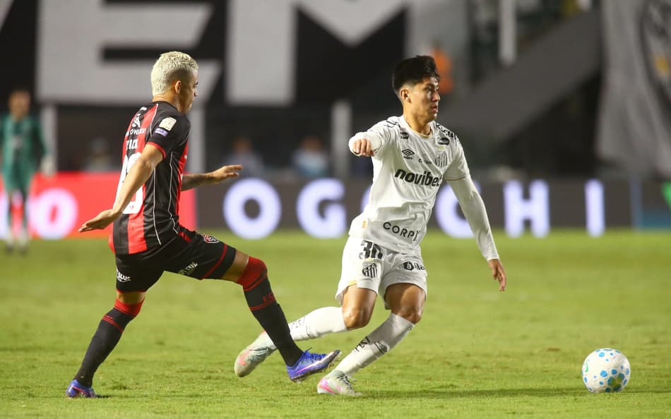 Miguelito, jogador do Santos, durante partida contra o Vitória na Vila Belmiro