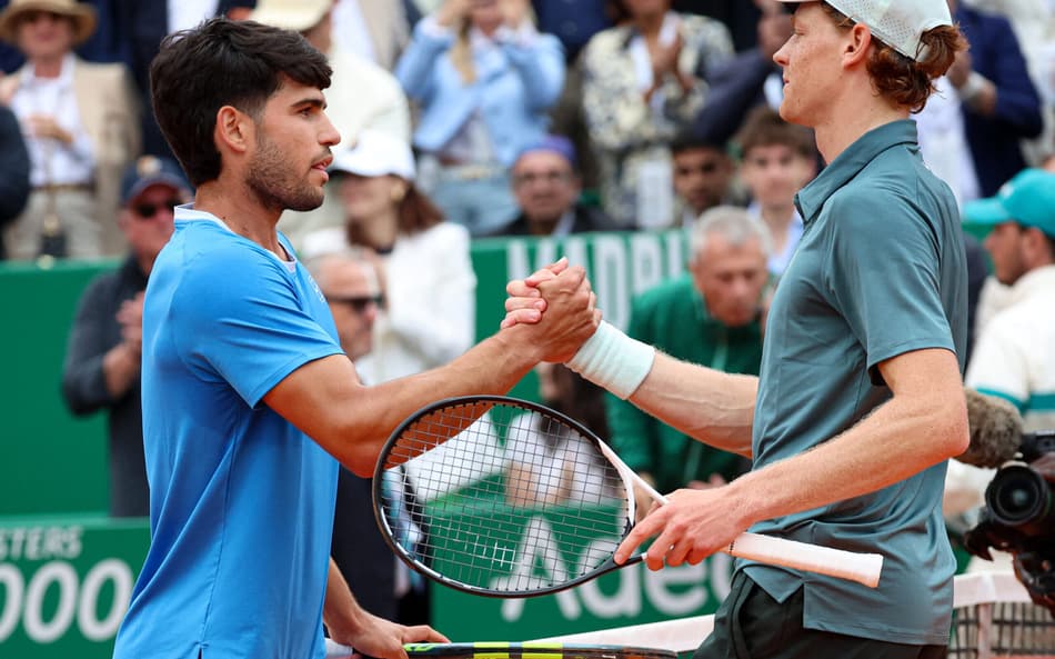 Jannik Sinner venceu Carlos Alcaraz na final do Masters 1000 de Monte Carlo (Foto: Valery HACHE / AFP)