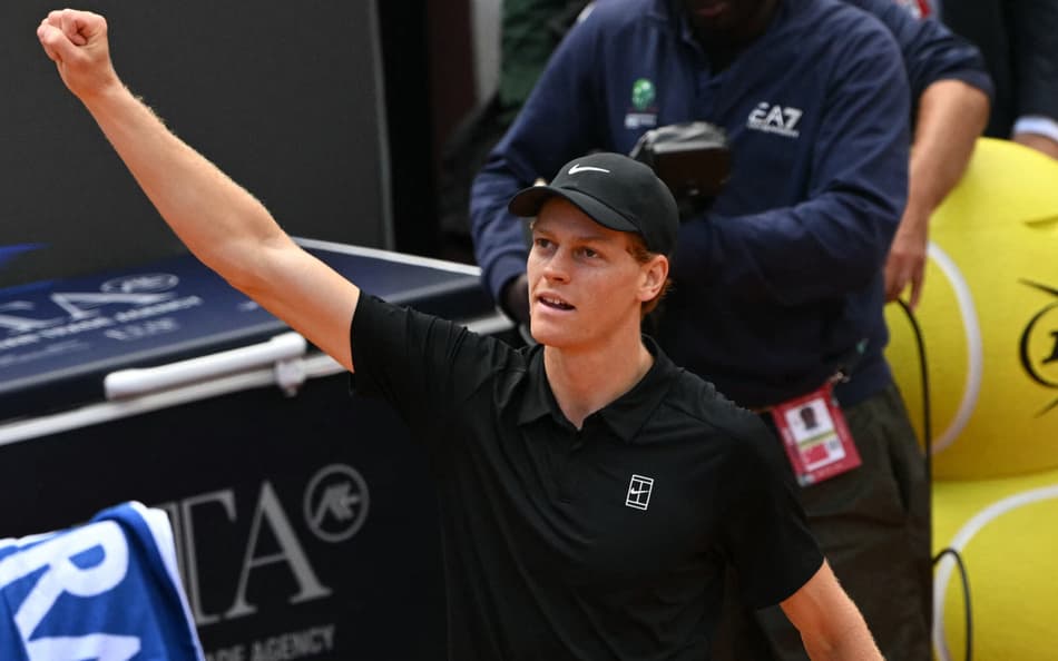 Sinner vence duelo de dois dias com Medvedev, e vai à final em Roma