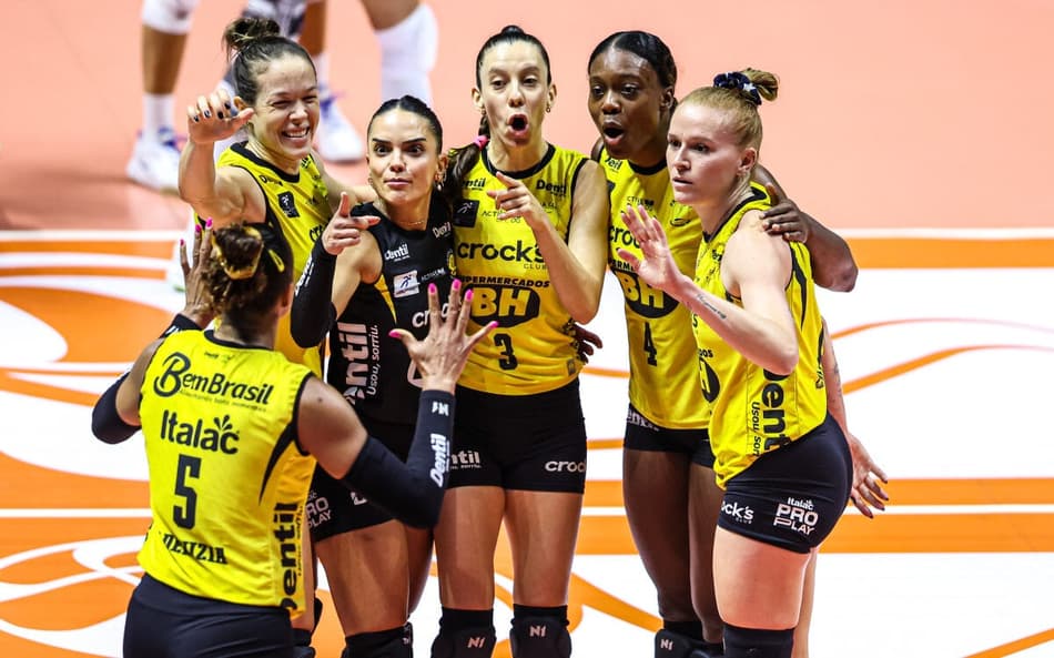 Elenco do Praia Clube comemora ponto na final da Superliga (Foto: Wander Roberto/Inovafoto/CBV)