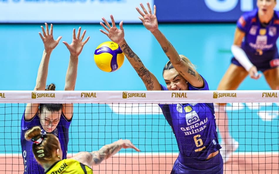 A central Thaisa, do Minas, no bloqueio durante a final da Superliga Feminina de Vôlei