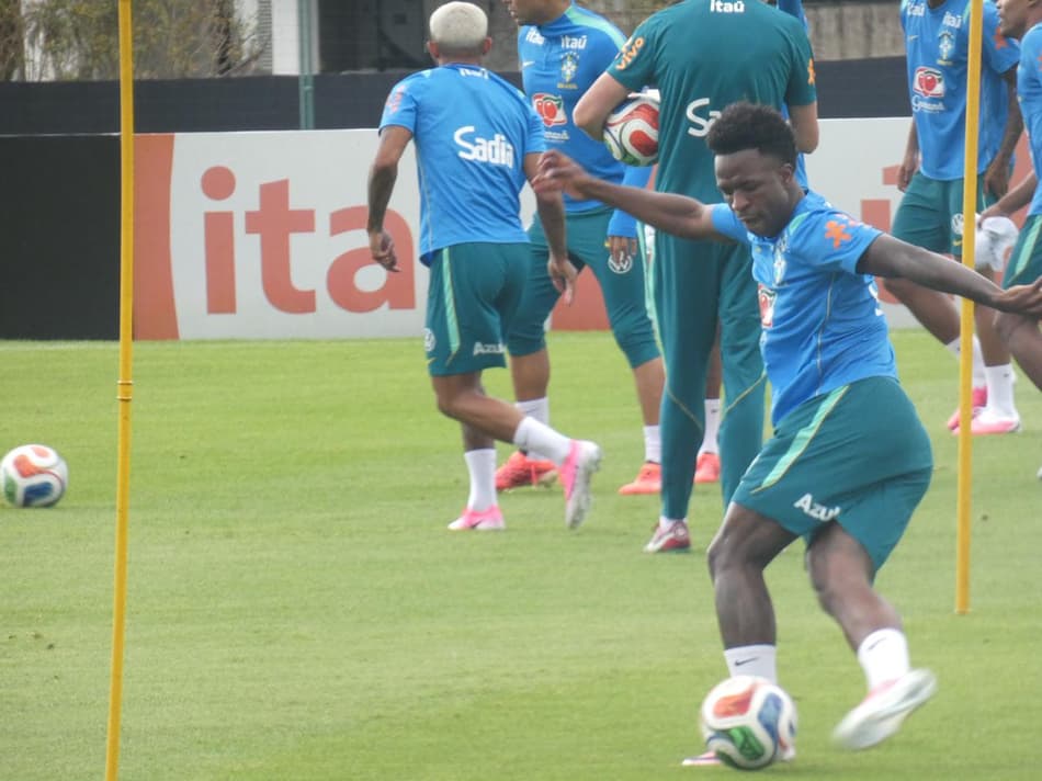 Vini Jr durante treino da Seleção Brasileira (Foto: Lucas Bayer/Lance!)
