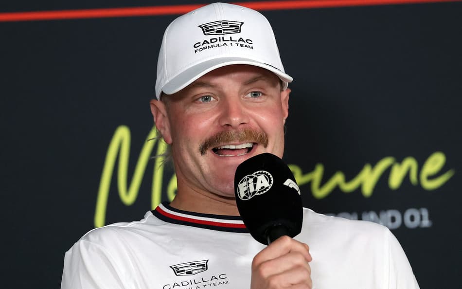 Valtteri Bottas em coletiva antes de GP da Austrália na F1 2026 (Foto: Martin KEEP / AFP)