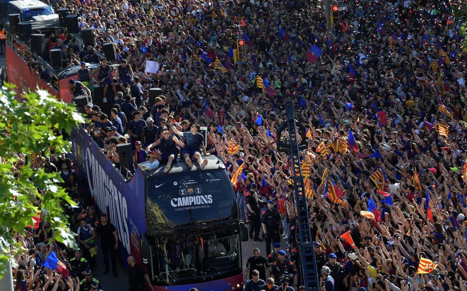 Comemoração do Barcelona após título da LaLiga (Foto: MANAURE QUINTERO / AFP)