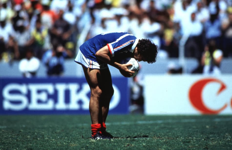 Michel Platini se preparando para bater o pênalti em Brasil x França, na Copa do Mundo de 1986 (Foto: Acervo Lance!)