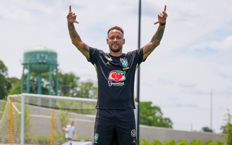 Neymar faz sinal de positivo no treino da Seleção nos EUA