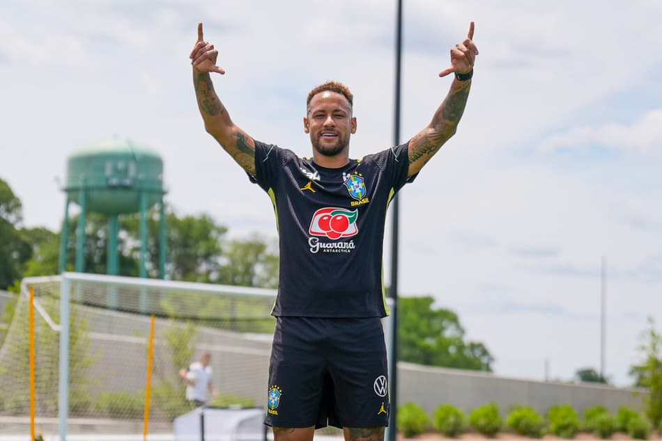 Neymar faz sinal de positivo no treino da Seleção nos EUA