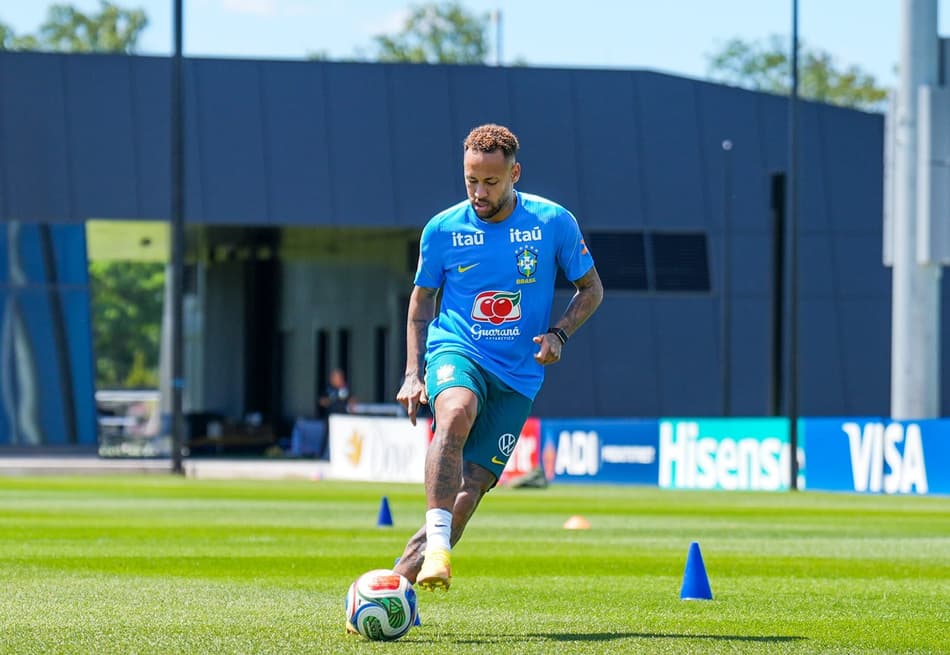 Neymar chuta a bola em atividade durante o treino da Seleção nos EUA