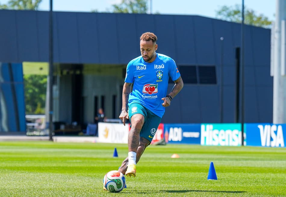 Neymar chuta a bola em atividade durante o treino da Seleção nos EUA